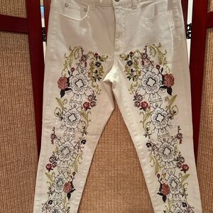 Embroidered White Women’s Jeans with Floral Detail